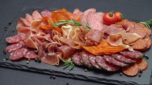 Assiette de viande - Tranches de saucisse de prosciutto et de salami sur une planche de service