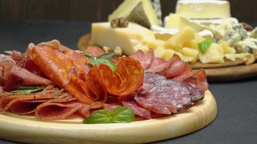 Assiette de viande et de fromage - Tranches de prosciutto, saucisse de salami, parmesan et brie