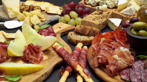 Assiette de viande et de fromage Snack antipasti avec prosciutto, melon, raisins et fromage