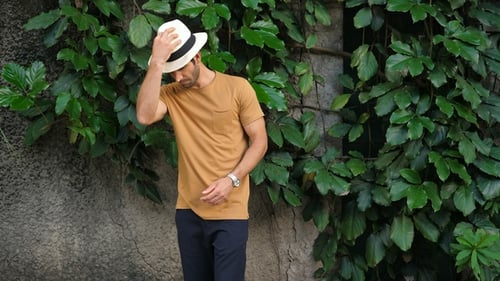 Homem bonito em camiseta