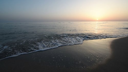 Ruhige Wellen des Meeres am Sandstrand