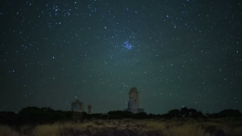 Ein echter Sternenfall an der Station der Sternwarte zur Beobachtung von Weltraumsternen