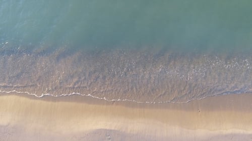 Schmale Strandlinie, Wellen und Meer. Luftbild