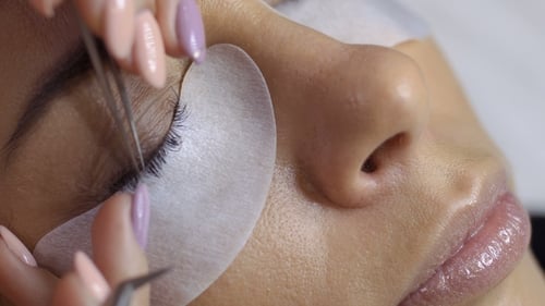 Extensão de cílios no salão de beleza