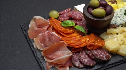 Assiette traditionnelle de viande et de fromage - Parmesan, viande, saucisse et olives