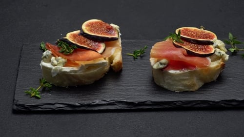 Bruschetta au jambon, au fromage bleu et aux figues fraîches