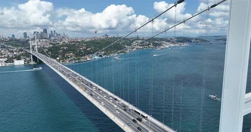 Istanbuler Bosporus-Brücke und Skyline der Stadt im Hintergrund mit türkischer Flagge bei schönem Sonnenuntergang