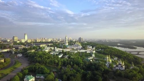 Vista aérea del monasterio ortodoxo ucraniano de Kiev-Pechersk Lavra