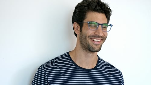 Junger Mann mit Brille