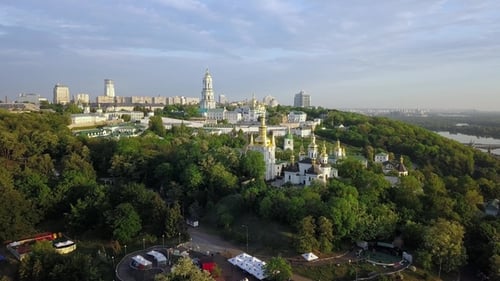 Luftaufnahme des Ukrainisch-Orthodoxen Klosters Kiewer Höhlenkloster