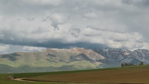Fond fantastique avec des nuages et des sommets de montagne
