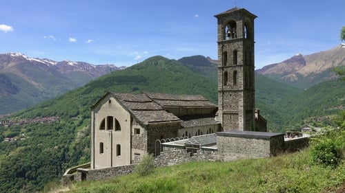 Kirche in der Nähe von Comer See zwischen Bergen in Italien