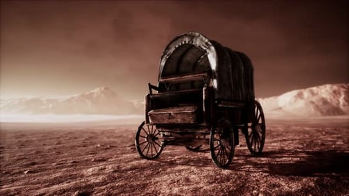 Vagón retro cubierto de lona en el desierto al atardecer