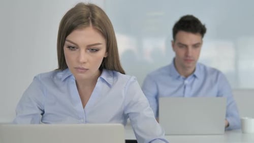 Jeune femme d'affaires en quête de résultats au travail