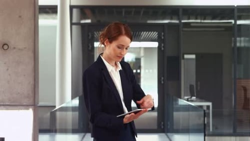 Geschäftsfrau nutzt digitales Tablet