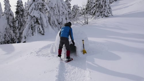 Edificio de iglú de nieve en la alta montaña