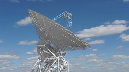 Paraboles se déplaçant contre un ciel nuageux.