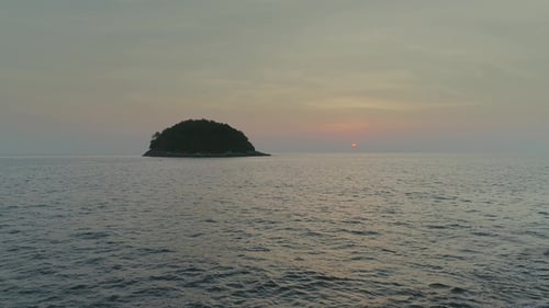 Mann in Weiß am Sunset Beach in Thailand Rocks