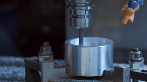 CNC-Fräsmaschine für die Metallbearbeitung. Moderne Verarbeitungstechnologie zum Schneiden von Metall. Geringe Schärfentiefe.