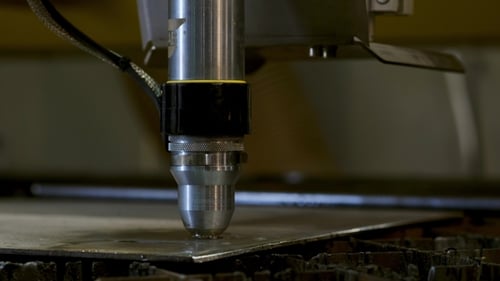 Industrieroboter-Laserschneider schneidet Metallteile mit großer Präzision wie ein Messer durch