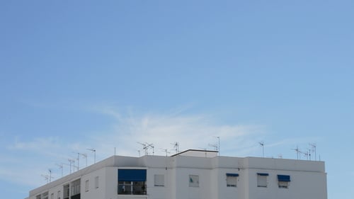 Antennen, die Fernsehsignale auf dem Dach empfangen