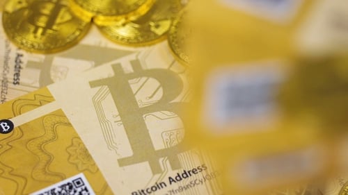 Bitcoins Les billets et les pièces tombent et se bousculent