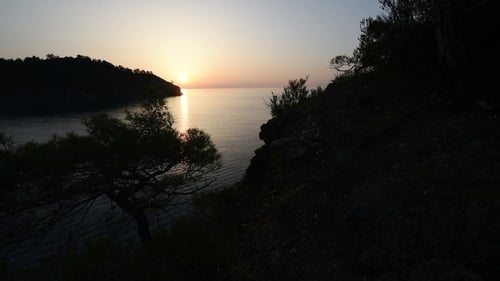 Golden Beach-Veranstaltung. Goldener Sonnenuntergang am Strand Sommer auf der Insel