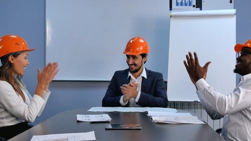 Multirassisches Ingenieurteam, erfolgreich im Geschäft, feiert Erfolg beim Händeschütteln und Lächeln