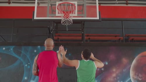 Rivalisierende Basketballspieler kämpfen um Rebound