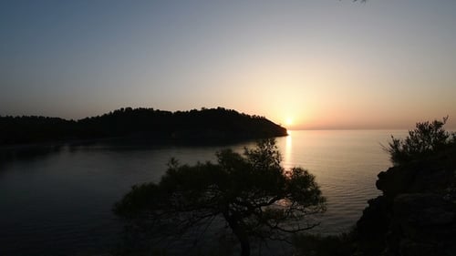 Goldener Sonnenuntergang am Sommerstrand auf der Insel