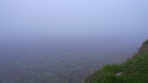 Luftaufnahme, starker Nebel über ruhiger Wasseroberfläche