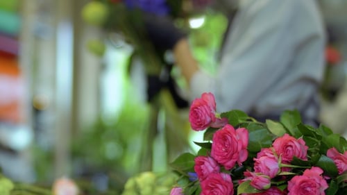 Le fleuriste fabrique des fleurs