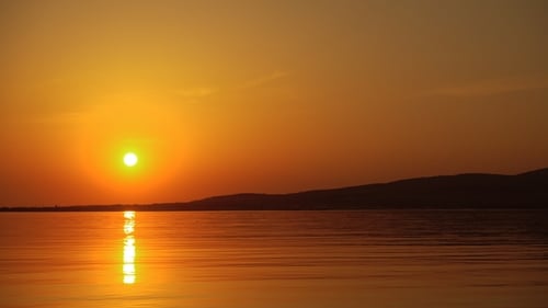 Wunderschöner Sonnenuntergang über dem See