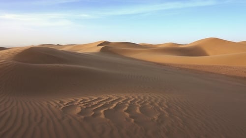 Sand weht in Sanddünen im Wind, Sahara Wüste