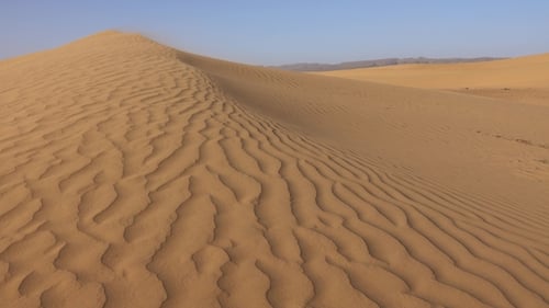 Sand weht in Sanddünen im Wind, Sahara Wüste