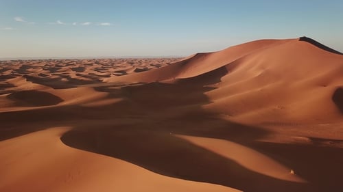 Luftaufnahme auf großen Sanddünen in der Wüste bei Sonnenaufgang