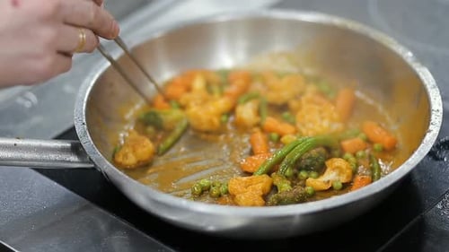 Gemüse wird in einer Pfanne gebraten