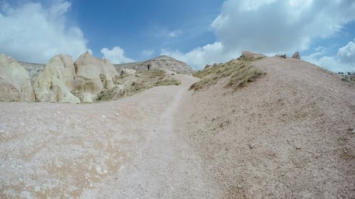 Montgolfières colorées survolant la vallée de Goreme, en Turquie. Des touristes du monde entier