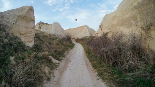 Montgolfières colorées survolant la vallée de Goreme, en Turquie. Des touristes du monde entier