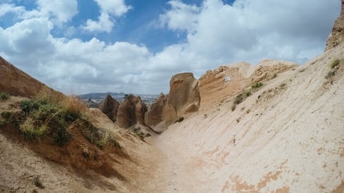 Montgolfières colorées survolant la vallée de Goreme, Turquie