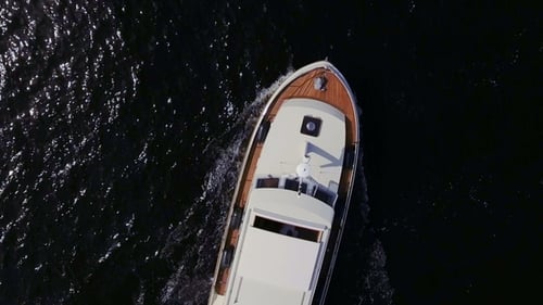 Weißes Schiff schwimmt auf dem Fluss