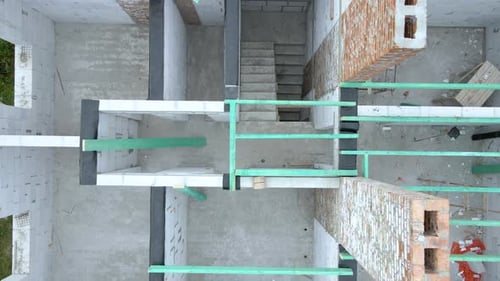 Vue aérienne de la charpente inachevée d'une maison privée avec des murs aérés en béton léger et
