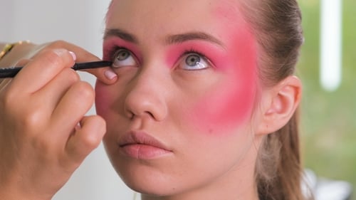 Applying Eye Liner For Pink Makeup Look