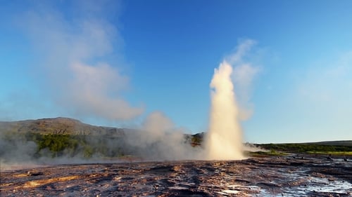 Das aktive geothermische Geysir-Tal befindet sich im Norden Islands