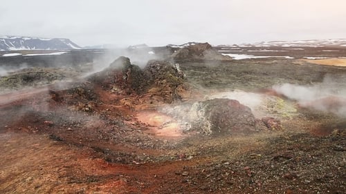 Ausbruch des Geysirs in Island. Roter Boden, wie die Oberfläche des Planeten Mars