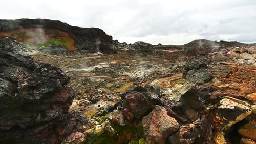 Ausbruch des Geysirs in Island. Roter Boden, wie die Oberfläche des Planeten Mars