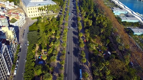 Rua da cidade vista do ar.