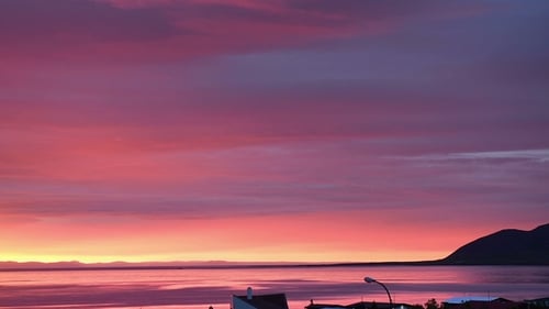 Atemberaubender Sonnenuntergang in Island. Herrlicher Sonnenaufgang über dem Meer