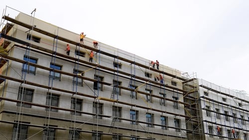 Constructores para enlucir la pared