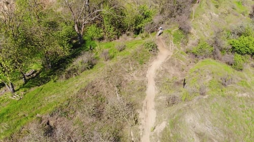 Vista aérea de la etapa final de la carrera de Enduro Extreme en la orilla del mar en
